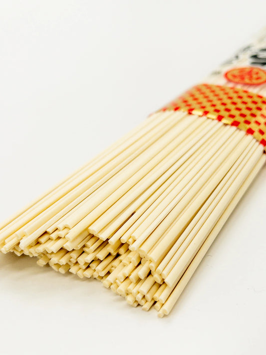 Nouilles udon japonaises Marutsune 250g – pâtes épaisses idéales pour soupes, woks et plats chauds.