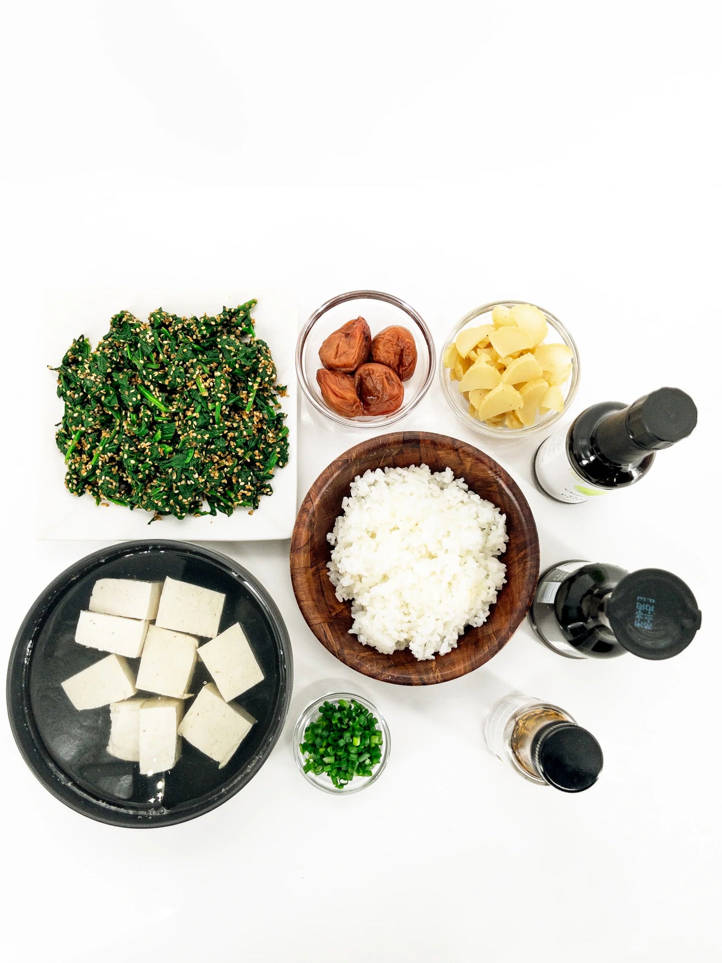 Yudōfu (Tofu dans du bouillon), avec des épinards au sésame, de la ciboule, du riz vapeur, des umeboshi, du radis daikon takuan, du shichimi togarashi Clearspring, du shoyu Clearspring et du ponzu Clearspring.