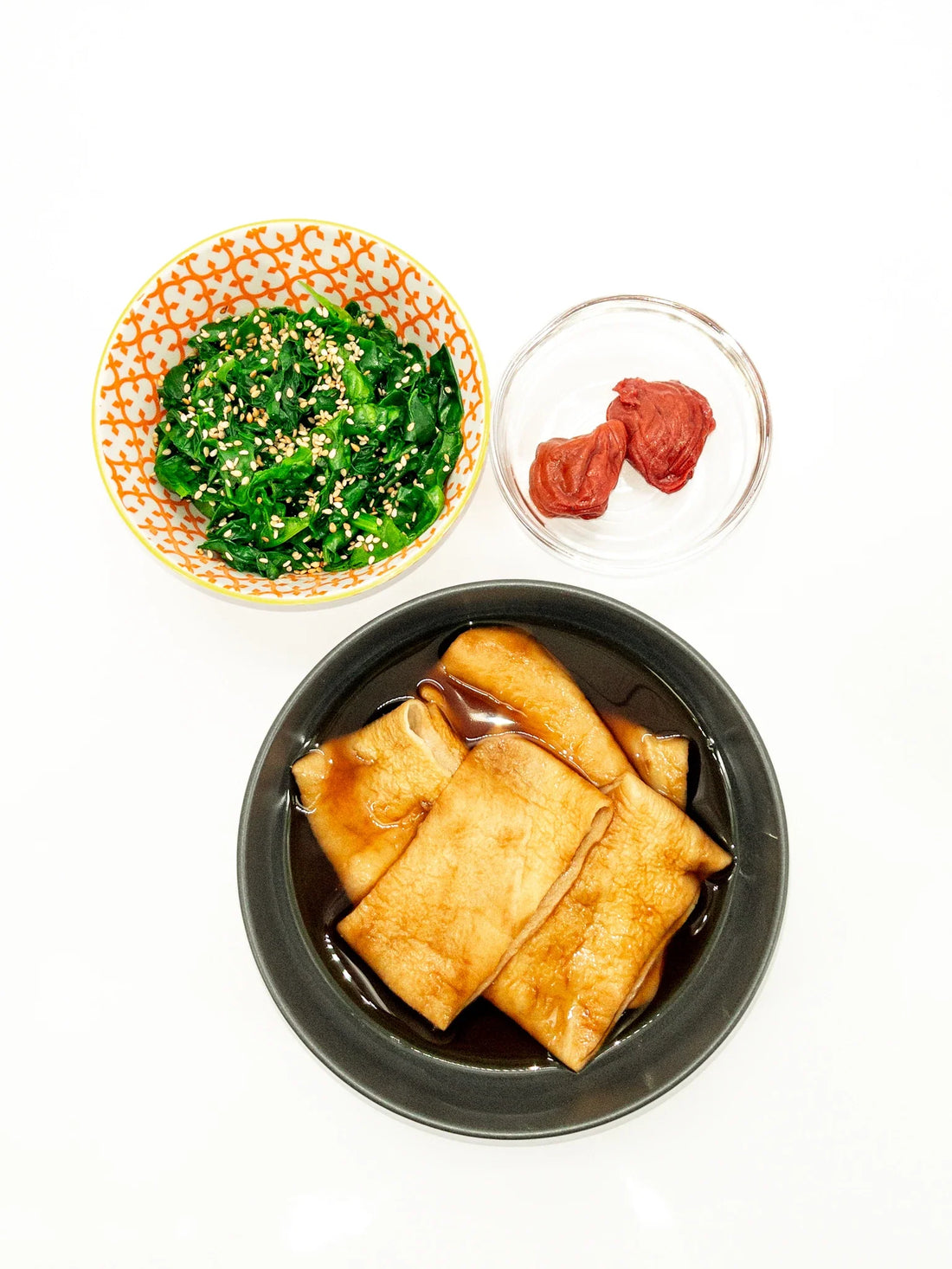 Ita Fu dressé dans un bol gros foncé, accompagné d'épinards parsemé de sésame et de deux prunes umeboshi | Eat in Japan Épicerie en ligne
