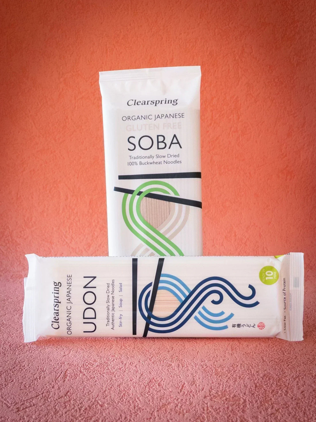 Un sachet de nouilles Soba 100% sarrasin bio Clearspring et un sachet de nouilles Udon Bio Clearspring | Eat In Japan Épicerie en ligne